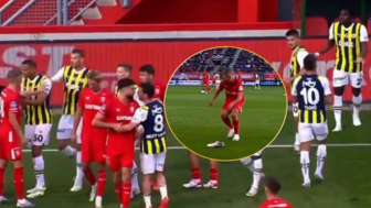Twente'li oyuncu Osayi-Samuel'in kramponunu saha dışına atınca...