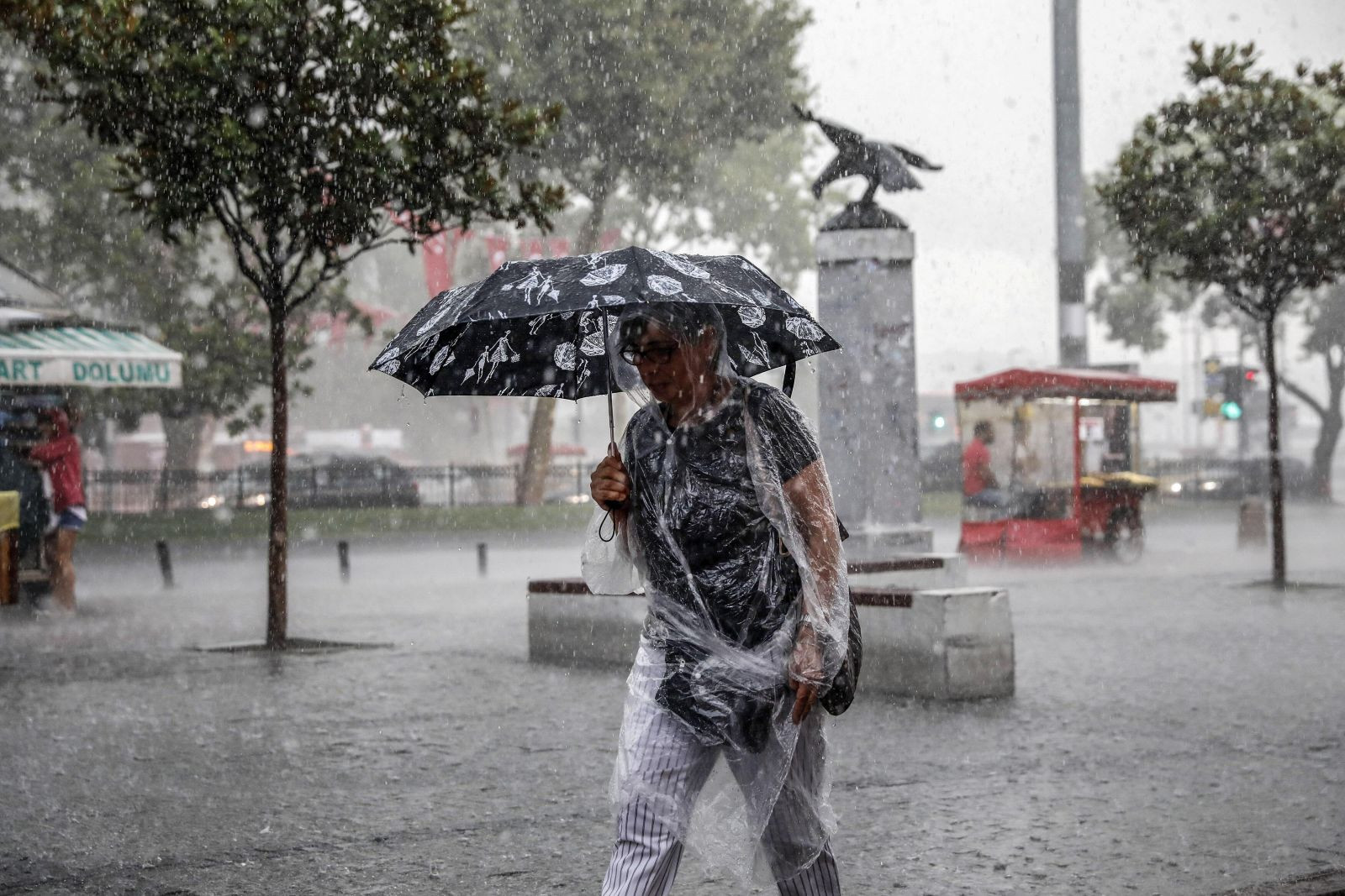 Meteoroloji'den sağanak ve kuvvetli rüzgar uyarısı